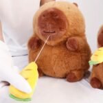 Peluche capibara con zanahoria - Imagen 2