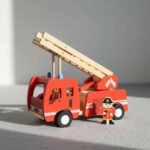 Camión De Bomberos De Madera Con Figura Didáctico Montessori Bombero Rojo - Imagen 4