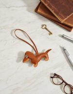 Llavero Eco Cuero Perro Dachshund Salchicha Charm Marrón - Imagen 4