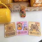 Capsula Sorpresa Capibara C Muñeco Y 3 Cartas Coleccionables - Imagen 3